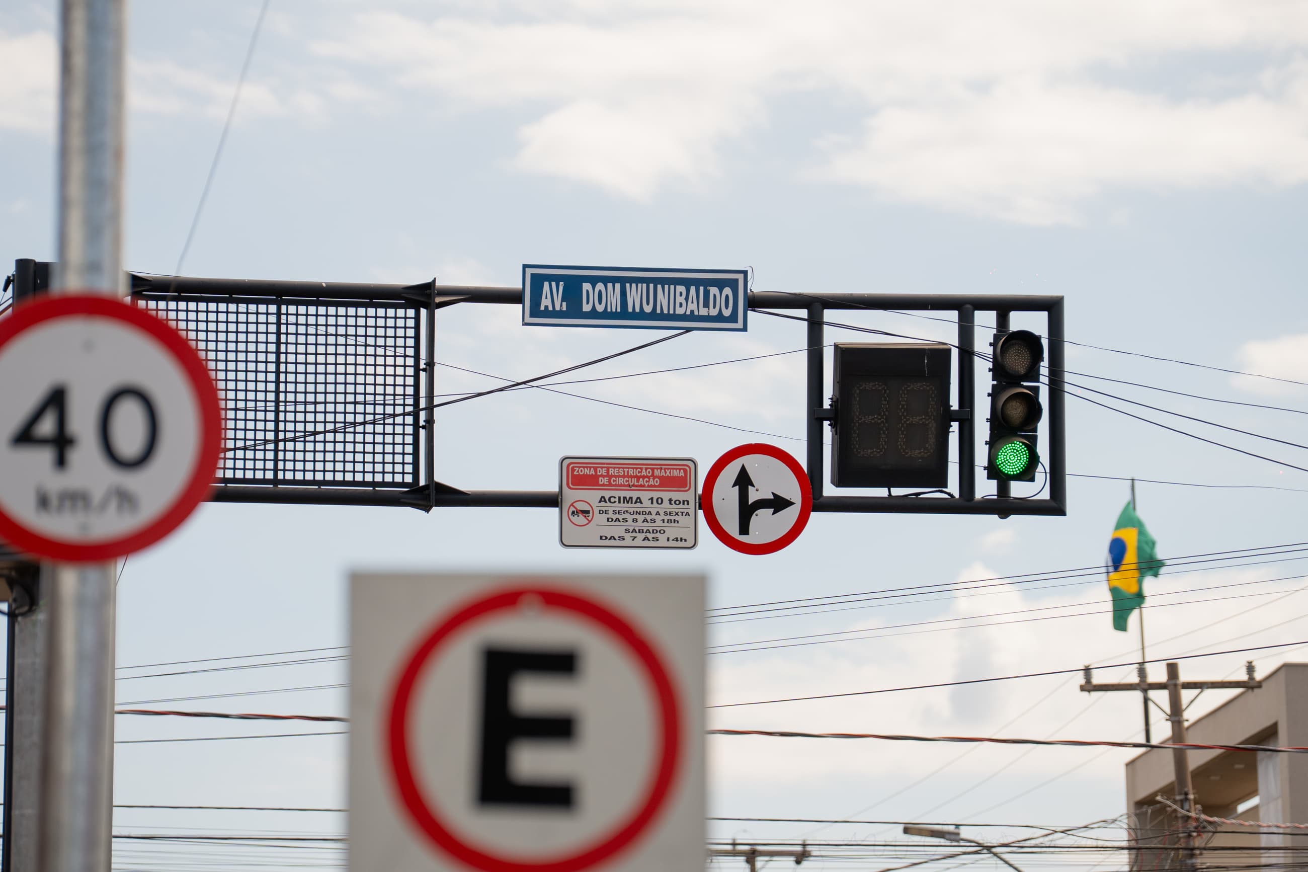 Rondonópolis instala placas de rua em semáforos